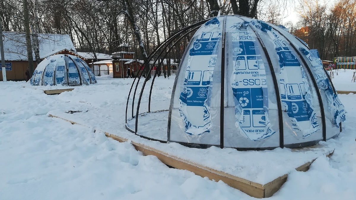 Странные стеклянные сферы появились в Автозаводском парке. Рассказываем,  что это такое - KP.RU