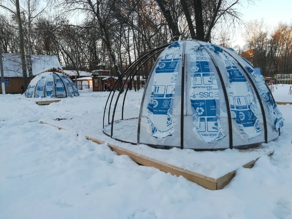 Стеклянные полусферы находятся недалеко от центральных ворот.