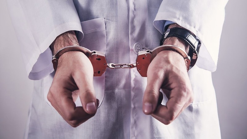 Врач осужден за халатность. Фото shutterstock.com