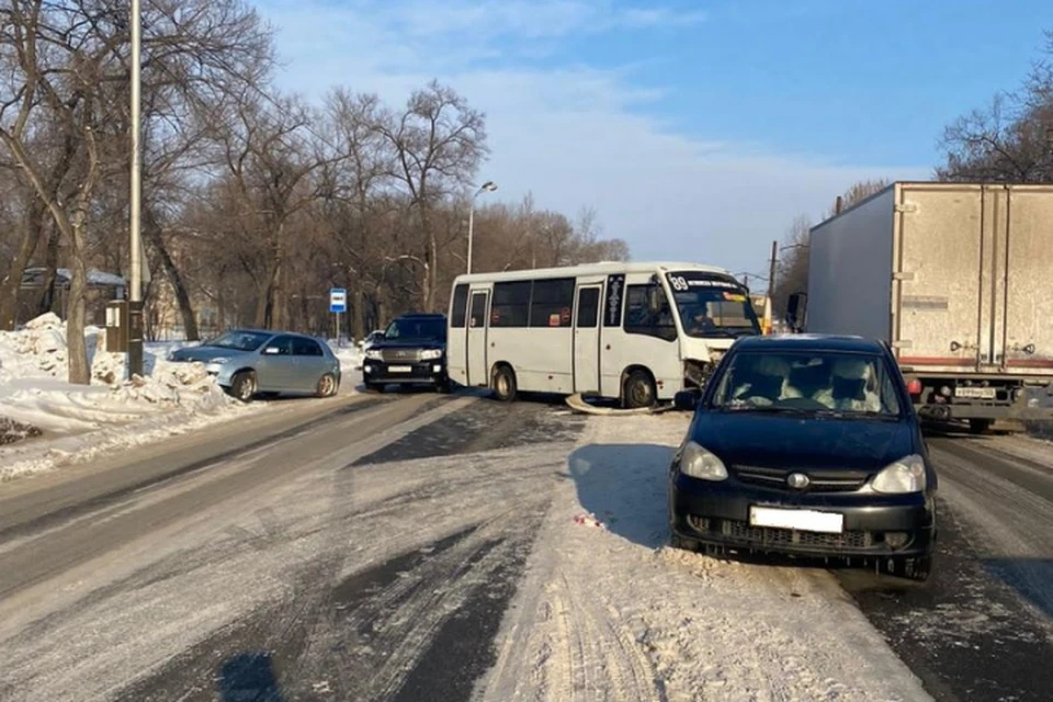 В Хабаровске иномарка врезалась в автобус и загнала в снежную насыпь еще одно авто