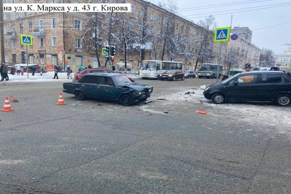 Водитель «ВАЗ-2105» выехал на красный сигнал светофора, создав опасную ситуацию. Фото: vk.com/gibdd43