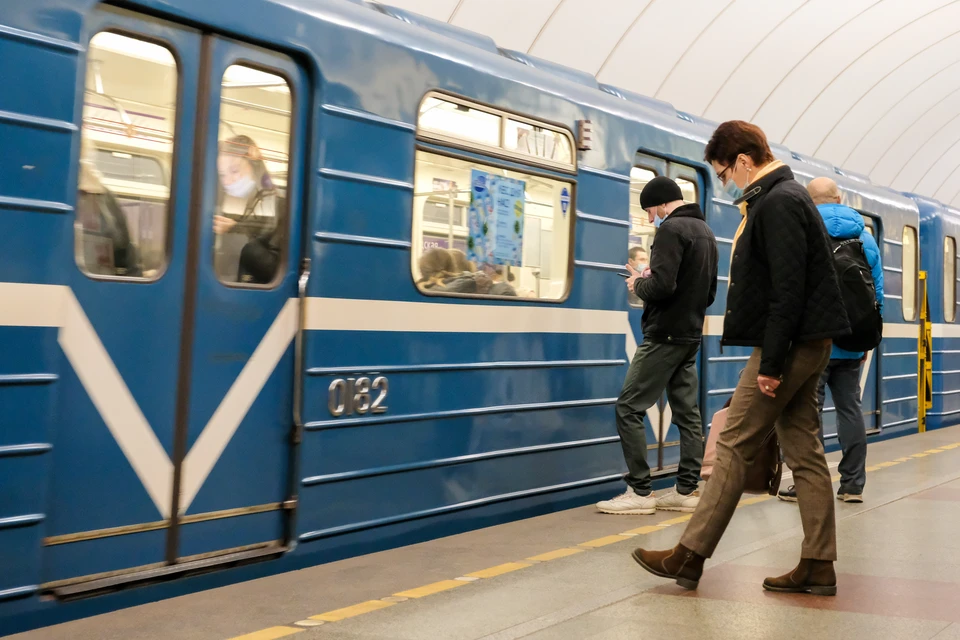 Метро пассажир спб. Пассажиры Петербургского метрополитена. ГУП Петербургский метрополитен Гармаш. Красная ветка метро СПБ.