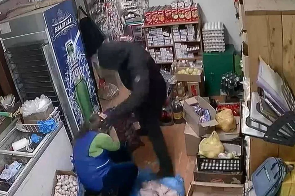 В Братске разыскивают грабителя, напавшего на продавца магазина с топором