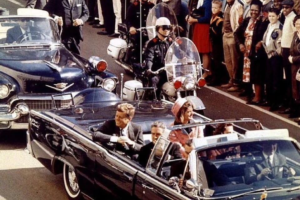 По официальной версии, Джон Кеннеди был убит Ли Харви Освальдом во время поездки в Даллас 22 ноября 1963 года