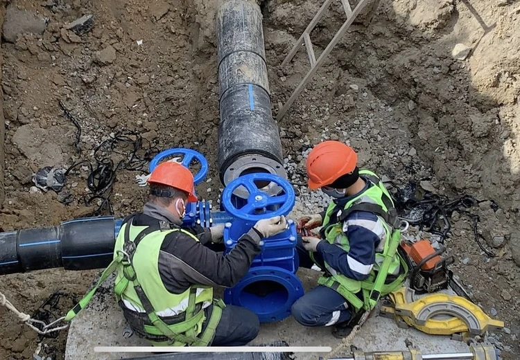 В Севастополе прорвало водопроводную трубу