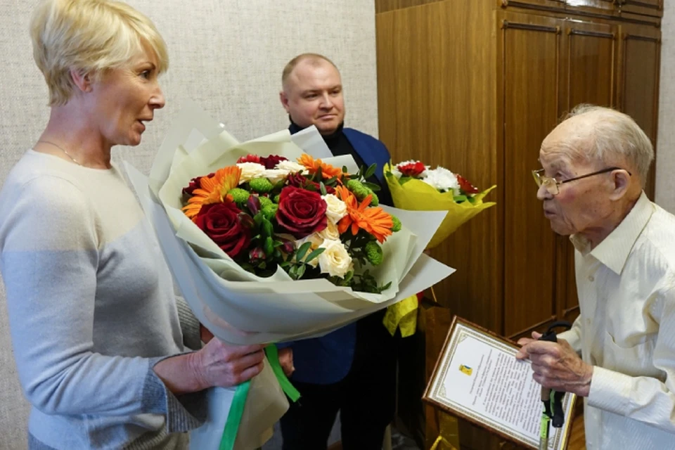 Глава города Елена Ковалева поздравила Тимерьяна Абдуллина с юбилеем. Фото: admkirov.ru