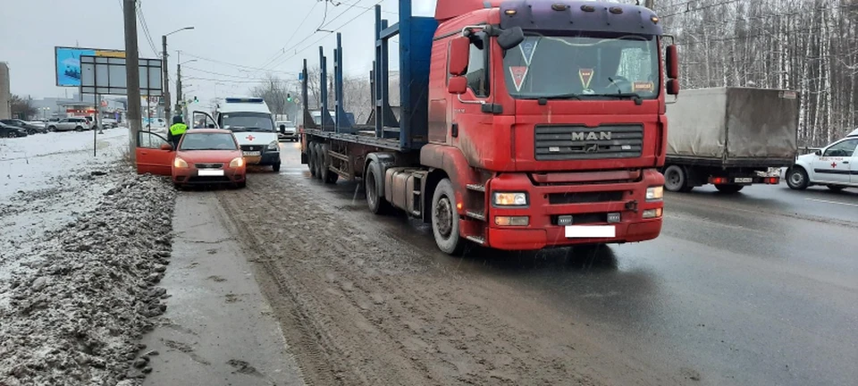 На Московском шоссе грузовик MAN протаранил легковушку