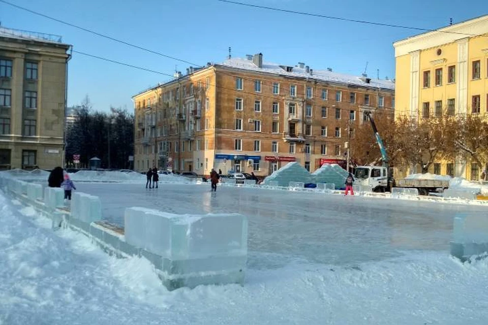 На Театральной площади тоже можно покататься на коньках.