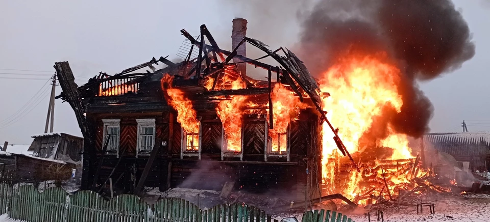 Дом сгорел полностью.