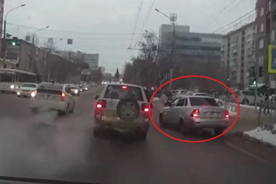 В Новосибирске водитель «Лады» чуть не сбил пешеходов . Фото: стоп-кадр.