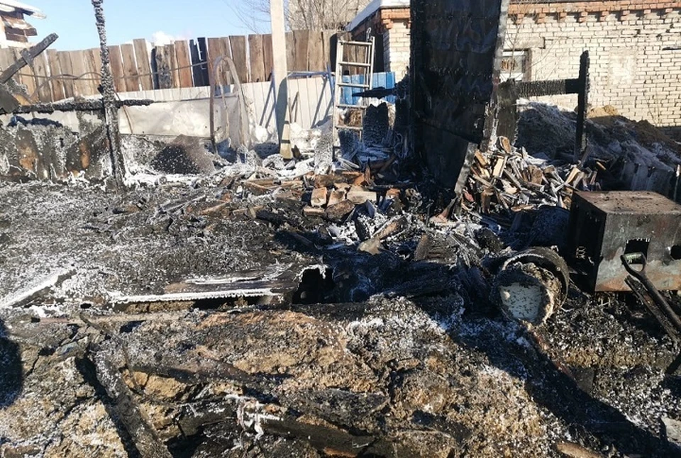 Здание выгорело полностью, а мужчину доставили в больницу