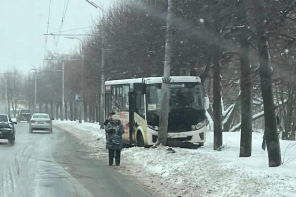 На улице Космонавтов в Рязани врезалась в столб маршрутка №53. Фото: Telegram-канал "аТипичная Рязань"