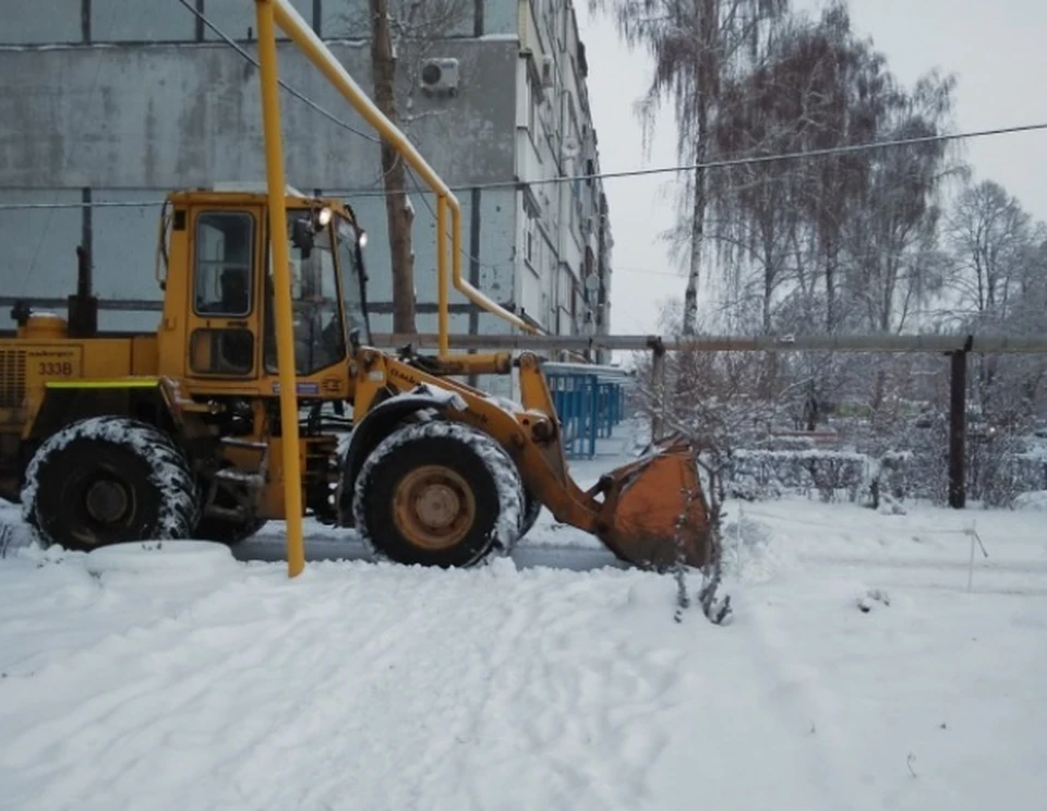 Дворы Самары убирают не только рабочие, но и спецтехника / Фото: администрация Самары