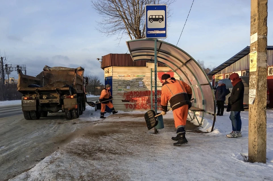 Коммунальные службы Смоленска расчищают дороги от снега и гололеда. Фото: пресс-служба администрации города Смоленска.