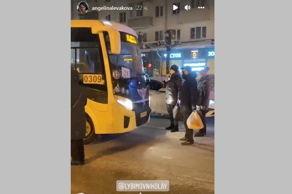 Рязанцы в мороз перегородили дорогу автобусу, который отказался брать людей
