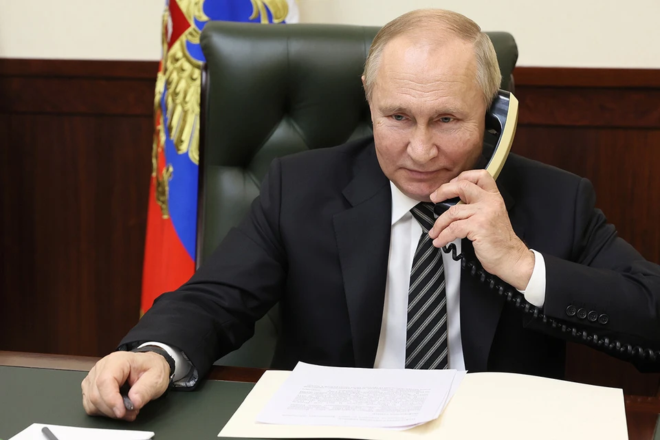 Президент РФ Владимир Путин по телефону пообщался с 14-летним школьником из Подмосковья Марком Кобленевым. Благодаря участию президента РФ во Всероссийской акции "Елка желаний", мальчик получил в подарок гитару и годовой сертификат на обучение игре на этом инструменте. Фото: Михаил Метцель/POOL/ТАСС