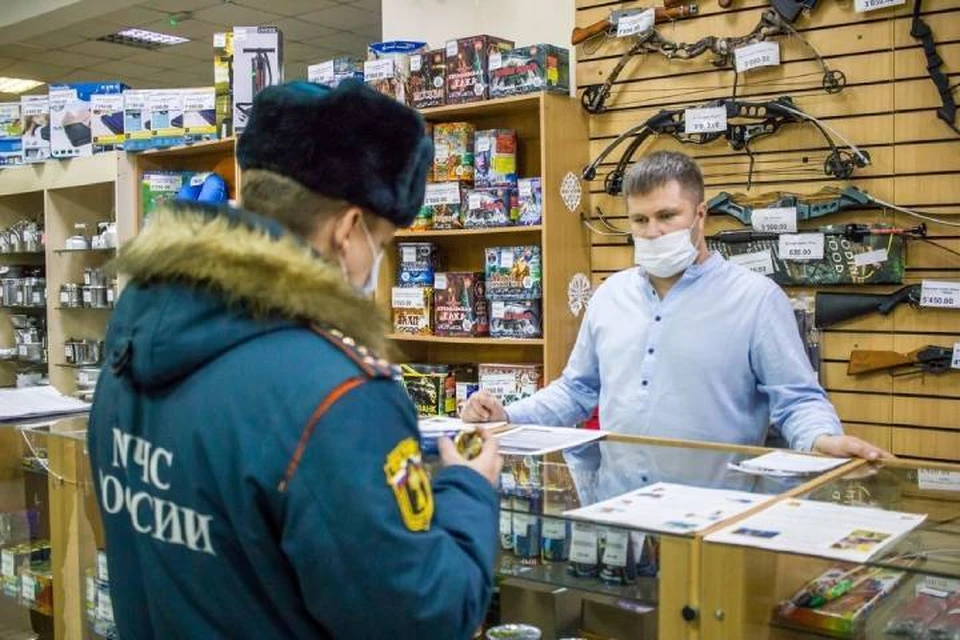 В магазинах по продаже пиротехники проверят наличие сертификатов и соблюдение сроков годности товаров. Фото: 43.mchs.gov.ru