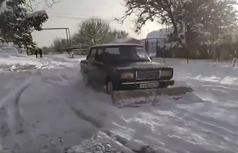 Новосибирские кулибины переделали «шестёрку» в снегоуборочную машину