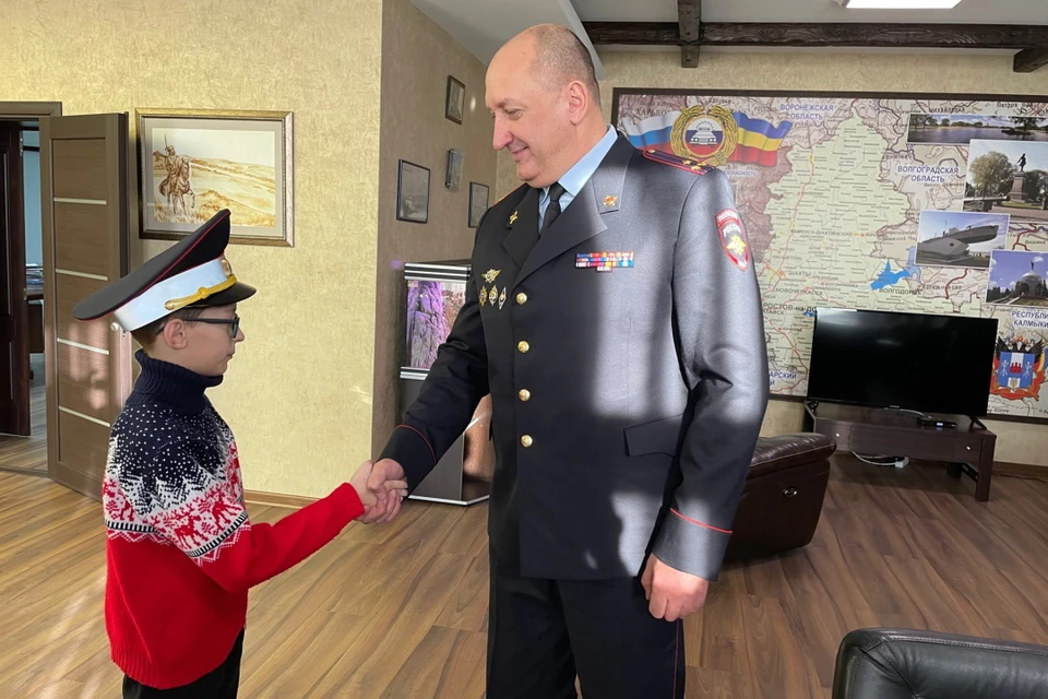 Мальчика пригласил на прием лично начальник донского УГИБДД. Фото: пресс-служба ГУ МВД по Ростовской области