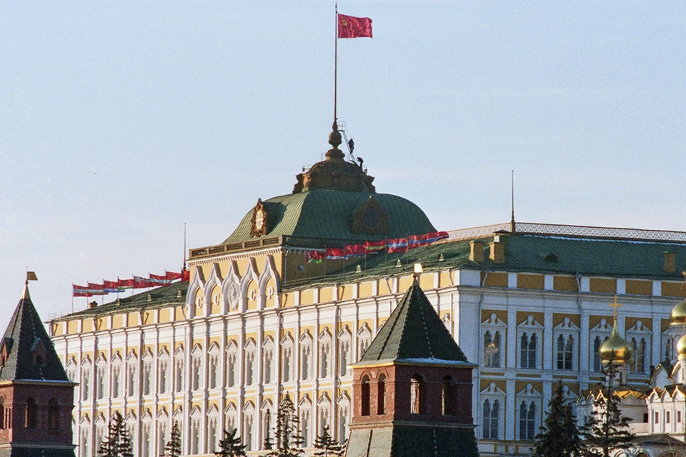 Советские флаги над Большим Кремлевским дворцом, 1988 год. Фото: Подэрни Роман, Серегин Сергей/Фотохроника ТАСС