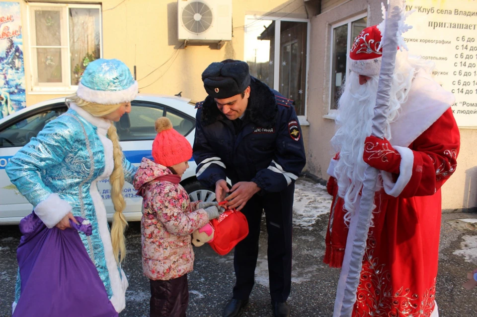 Руфат Талыбов подготовил для Киры целое новогоднее приключение Фото: пресс-служба регионального МВД
