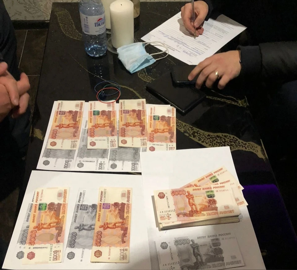 Подозреваемый передал деньги от владелицы алкогольного магазина. Фото: ГУ МВД России по Самарской области