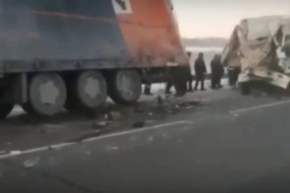 Водитель грузовика погиб при столкновении с "Вольво" в Иркутской области .