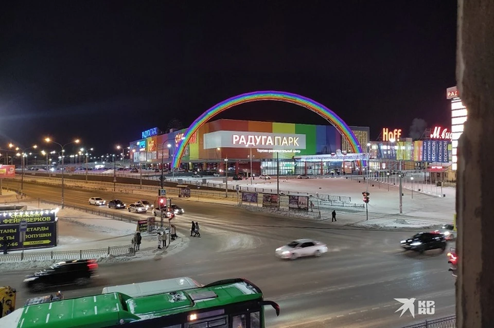 У главного входа пожарные и полиция. Фото: читатель "КП"