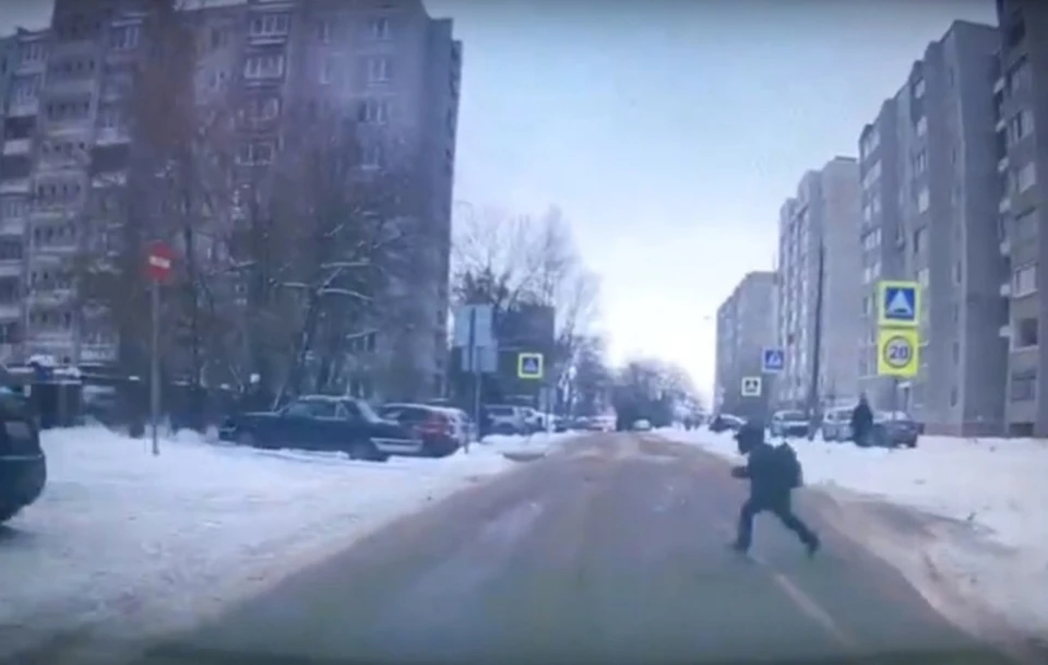 Ребенок выбежал на дорогу перед машиной Фото: vk.com/podslyshano_y_voditelei69/Геннадий Крылов (скрин видео)