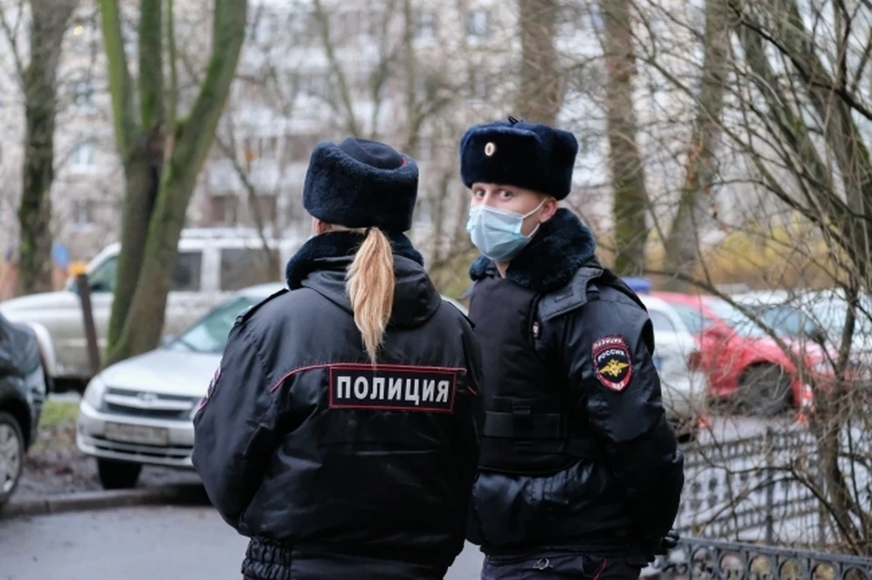 Что спровоцировало 37-летнего мужчину на насилие по отношению к женщине в форме, не сообщается.