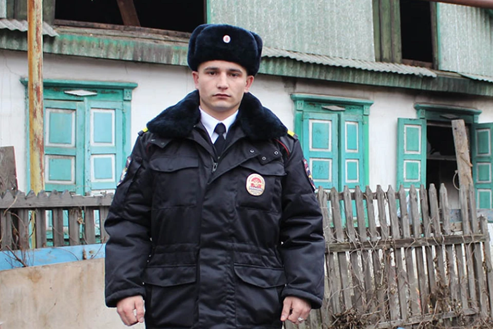 Дмитрий Кузин бесстрашно бросился в едкий дым и спас людей. Фото: пресс-служба УТ МВД по СКФО