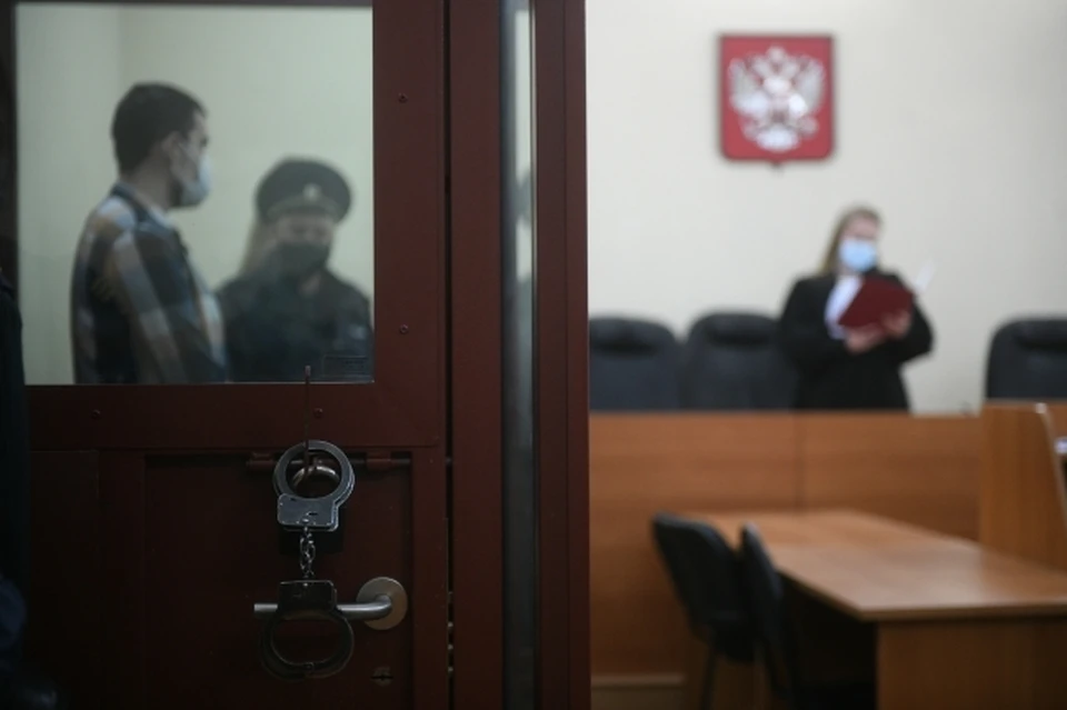 Обвиняемый ждет скамьи подсудимых