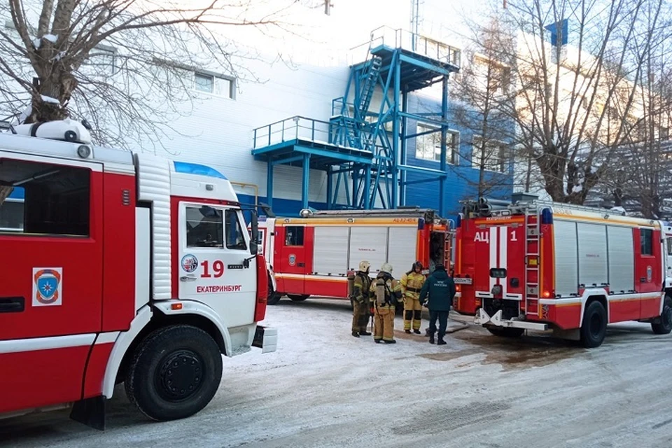 В ликвидации последствий пожара задействованы 47 человек личного состава и 14 единиц спецтехники Фото: МЧС по Свердловской области