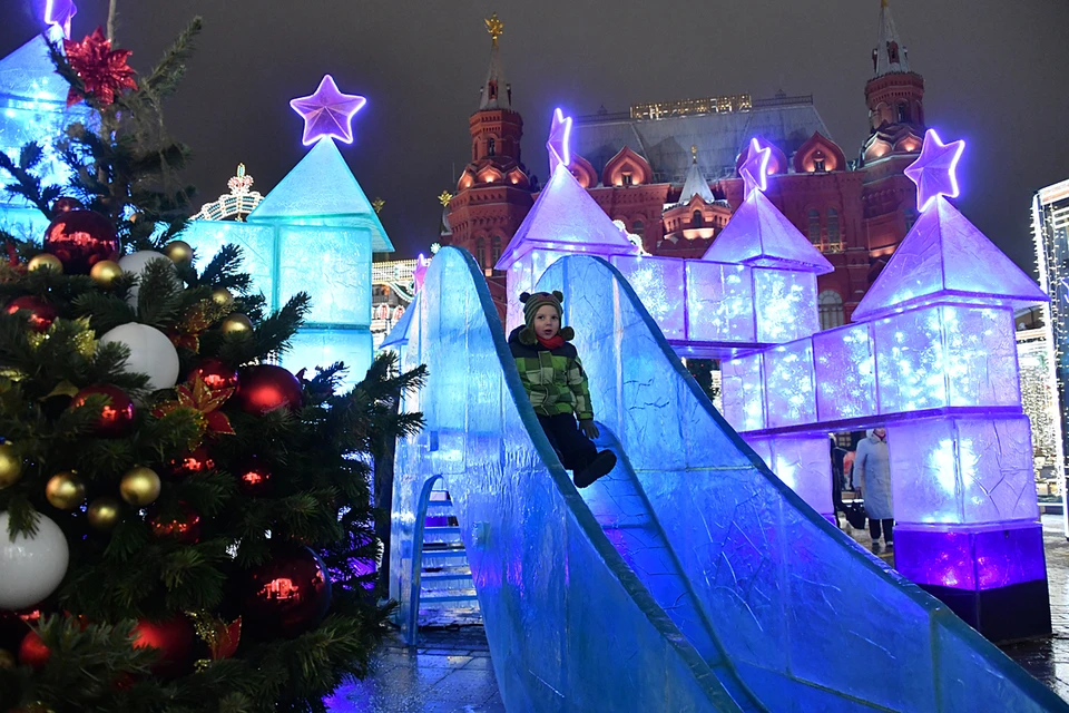 Днём 31 декабря и в новогоднюю ночь жителей Москвы и области ждёт лёгкий морозец, -3…-8 градусов, и небольшой снег. Идеальная погода для зимнего праздника!