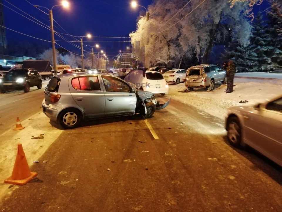В Красноярске на Тельмана «Лада» врезалась в припаркованный автомобиль. Фото: ЧП Красноярск