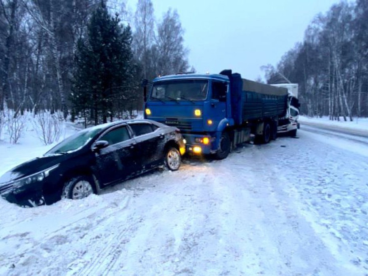 На трассе севернее Томска произошла смертельная авария, в которой  столкнулись три автомобиля - KP.RU