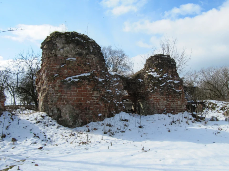 К сожалению, сегодня от средневекового замка осталась одна единственная стена и подвалы.