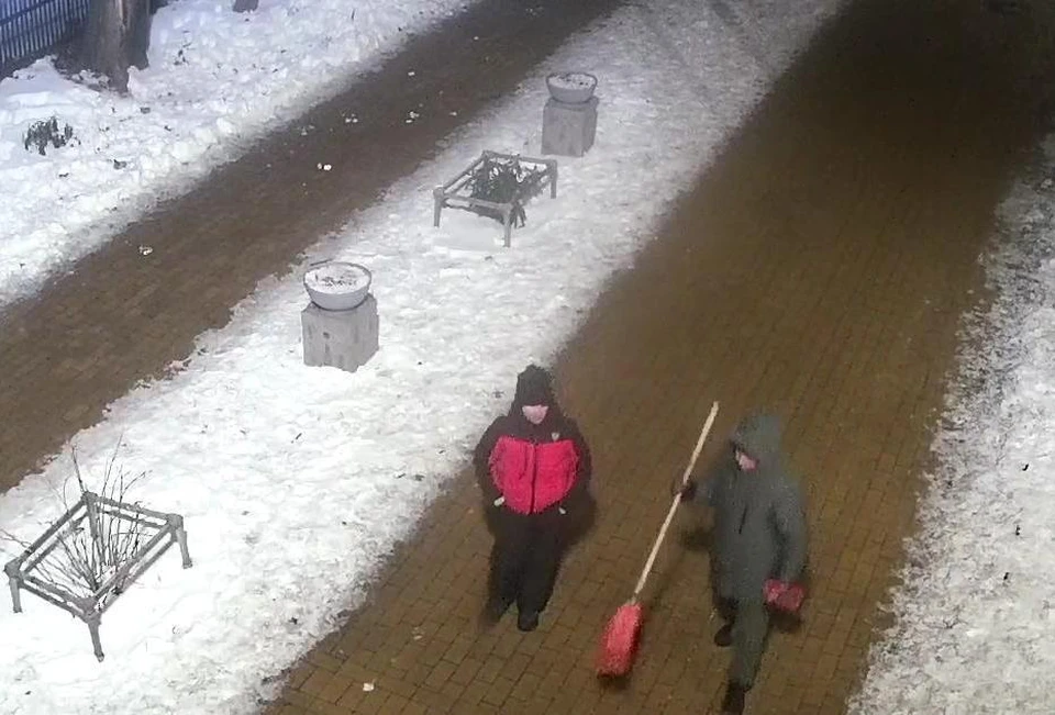 Предположительные вандалы-подростки во время "увлекательной" прогулки.