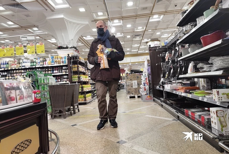 В вечеру в продуктовых супермаркетах совсем немного посетителей