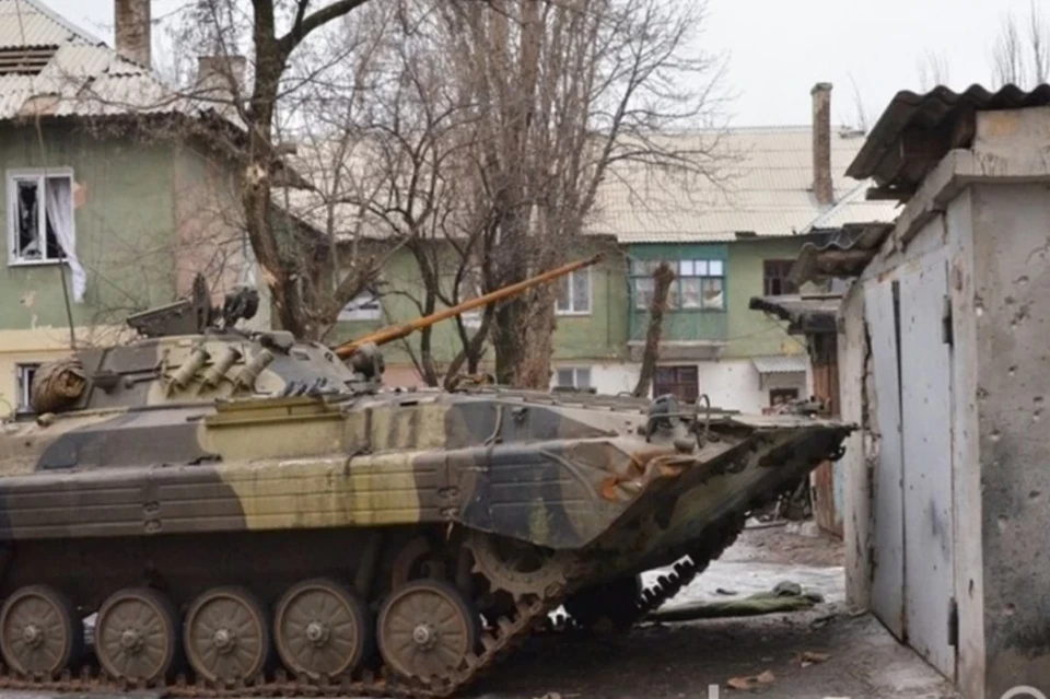 ВСУ в Донбассе пригнали бронетехнику к жилью. Фото: Егор Пелепенко