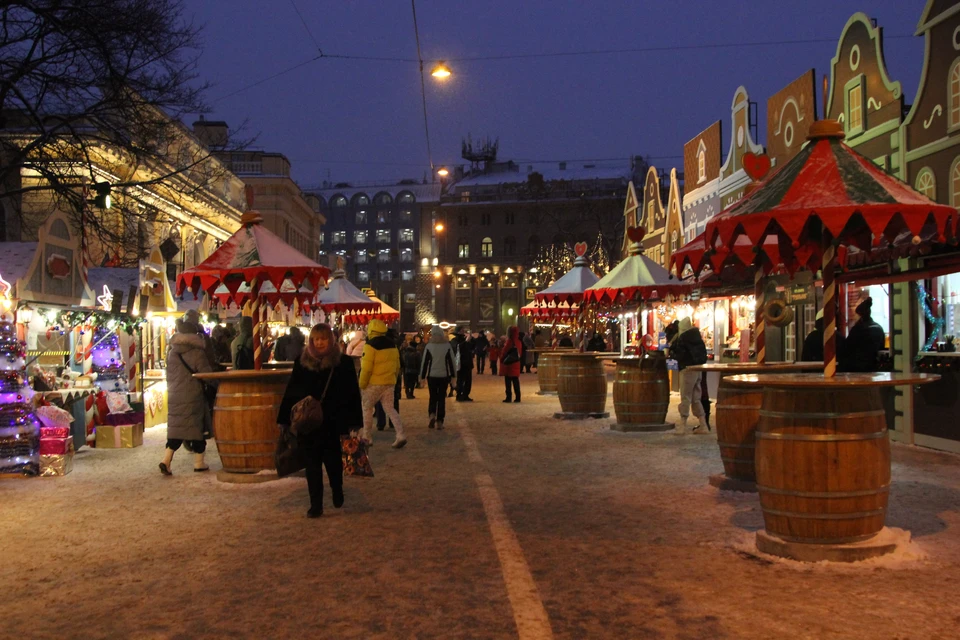 Новый год в центре Петербурга встречали тысячи людей.