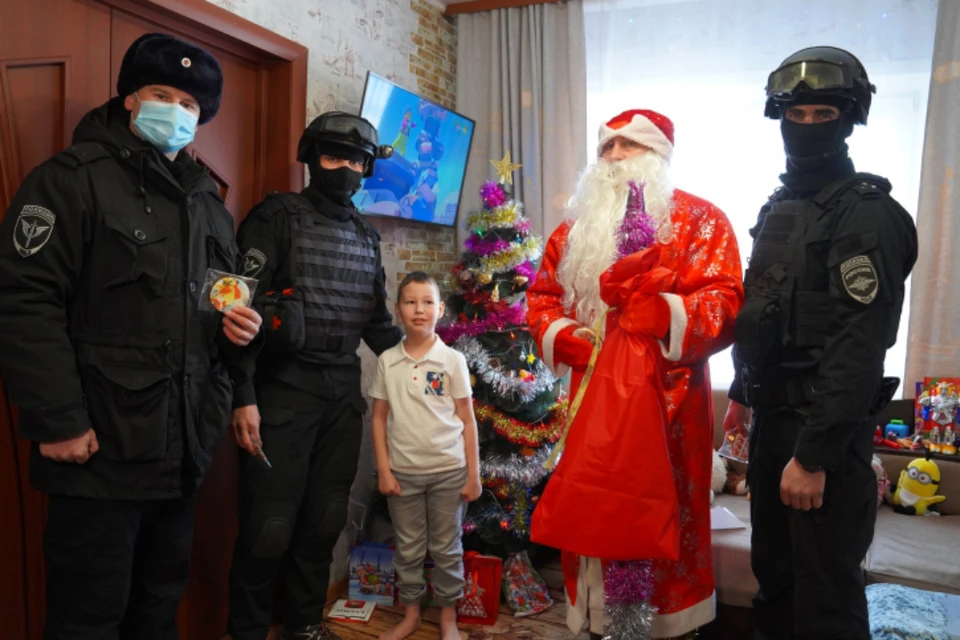 "Когда вырасту буду защищать свою семью и город": 8-летнему мальчику из Шелехова исполнили новогоднюю мечту стать полицейским
