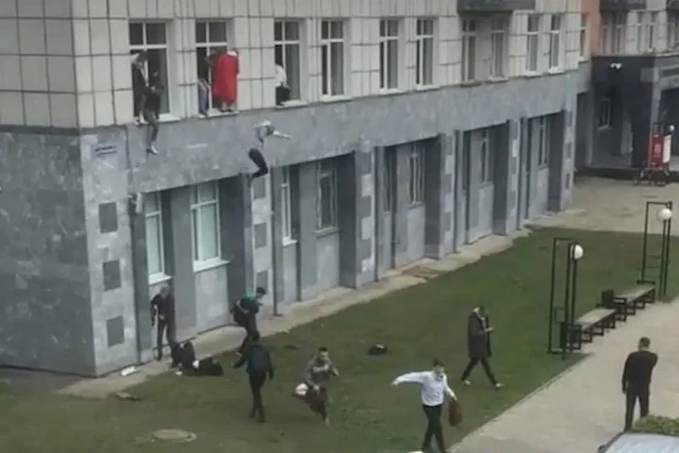 Студенты в аудитории на втором этаже, спасаясь от вооруженного первокурсника, прыгали из окон. Фото: скрин с видео, соцсети.