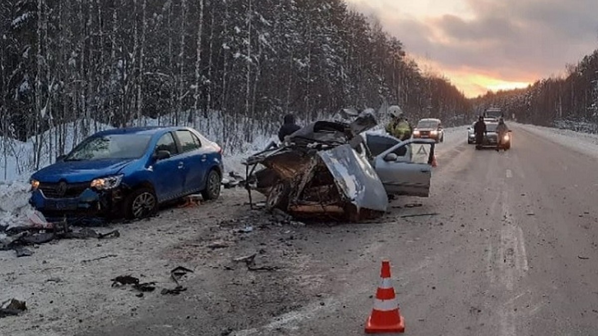 В Свердловской области автобус с пассажирами вылетел в кювет после  столкновения с иномаркой - KP.RU