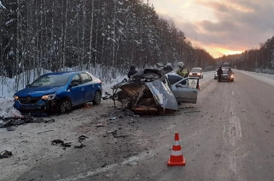 Водитель, выехавший на полосу встречного движения, после ДТП скончался. Фото: ГИБДД по Свердловской области