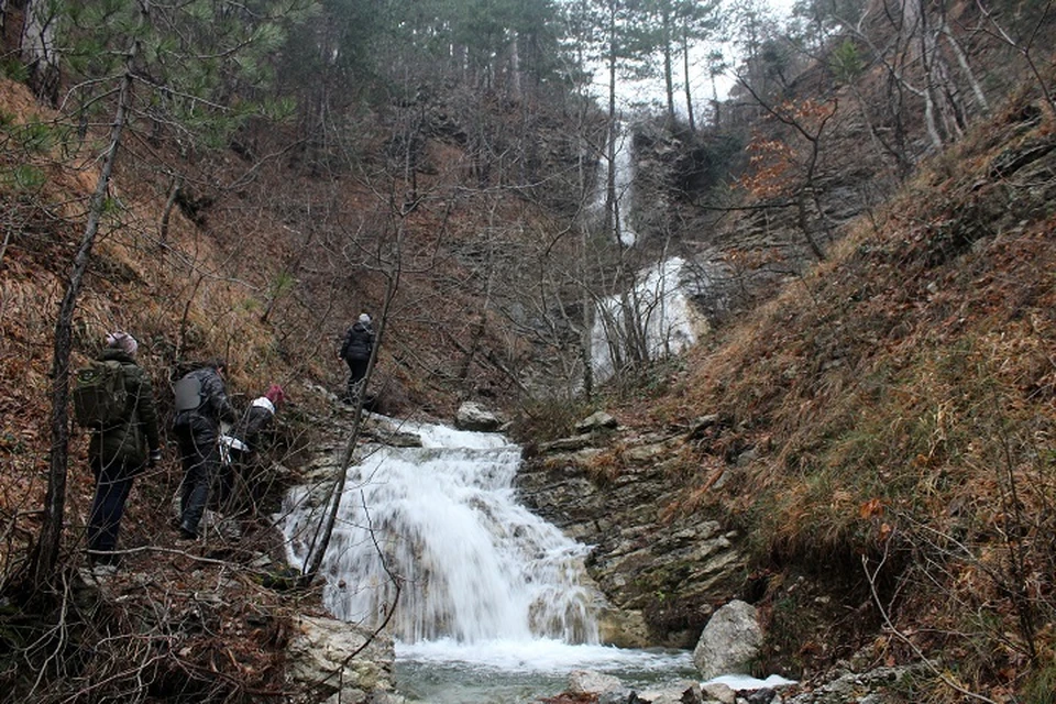 Водопад Оксек в ущелье Уч-Кош зимой чувствует себя очень бодро.
