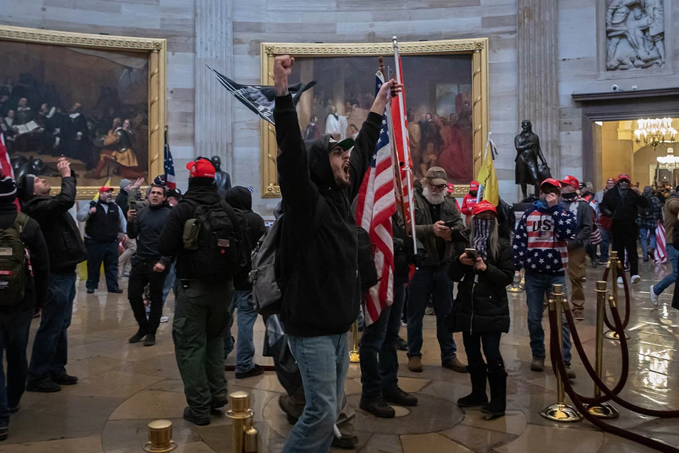Беспощадным «Вашингтонский майдан» не был — лишь бессмысленным. Прорвавшись в здание, толпа покуражилась, понаделала селфи… и вскоре была разогнана.