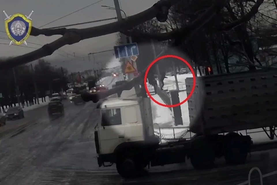 Мужчина взобрался на перила моста и спрыгнул на дорогу внизу. Фото: стоп-кадр | видео СК