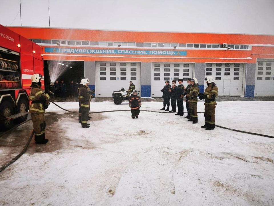 В торжественной обстановке Егора посвятили в пожарные.