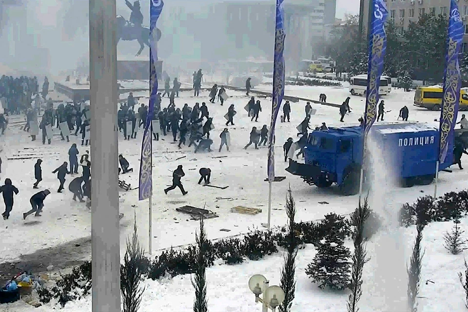 На улицах Алма-Аты - массовые беспорядки.